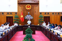 La réunion entre la Permanence du gouvernement et les ministères et branches pour discuter de l'élaboration de projets de loi dans les secteurs chargés par le ministère du Plan et de l'Investissement et le ministère des Finances. Photo : VNA
