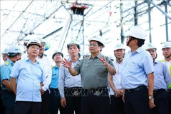 Le Premier ministre sur le chantier du terminal T3 de l'aéroport international de Tan Son Nhat à Hô Chi Minh-Ville. Photo : VNA