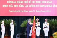 Le secrétaire général du Parti et président To Lam a décerné le titre de Héros des Forces armées populaires à la Police de Hô Chi Minh-Ville. Photo : VNA