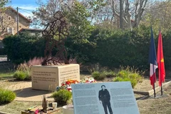 La statue de fer représentant un soldat-ouvrier honoré en deux langues : vietnamien et français. Photo : VNA