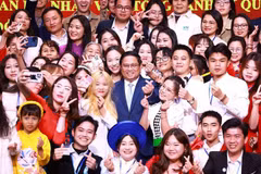 Le PM Pham Minh Chinh et des Vietnamiens au Yunnan. Photo : VNA