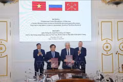 La cérémonie de signature d'un accord de de coopération commerciale, économique, scientifique et technique, sociale et humaniste entre Dien Bien et Saint-Pétersbourg. Photo : VNA