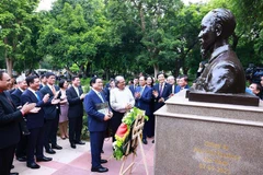 Le Premier ministre Pham Minh Chinh et sa suite sont allés le 31 juillet offrir des fleurs en commémoration au Président Hô Chi Minh devant sa statue au parc du G20 à New Delhi. Photo : VNA