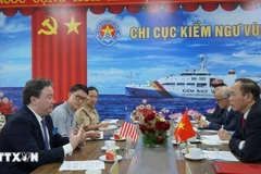 L’ambassadeur des États-Unis au Vietnam, Marc E. Knapper (droite) et le vice-ministre de l’Agriculture et du Développement rural, Phung Duc Tien. Photo : VNA
