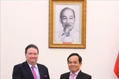 Le vice-Premier ministre Tran Luu Quang (droite) a reçu le 18 juin à Hanoï l'ambassadeur américain au Vietnam Marc Evans Knapper. Photo : VNA