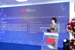 La vice-ministre du Plan et de l'Investissement, Nguyen Thi Bich Ngoc, prend la parole lors de l'inauguration du centre. Photo : VNA