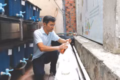 Nguyên Tuân Anh vérifie la décomposition des bouteilles de solution pour créer un engrais organique microbien. Photo : VNA/CVN