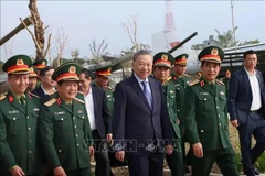 Le SG du Parti To Lam visite le Musée d'histoire militaire du Vietnam. Photo : VNA