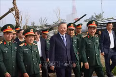 Le SG du Parti To Lam visite le Musée d'histoire militaire du Vietnam. Photo : VNA