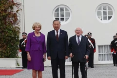 Le président irlandais Michael D. Higgins (droite) et son épouse président une cérémonie d'accueil officielle du secrétaire général du Comité central du Parti communiste du Vietnam et président vietnamien To Lam (droite). Photo : VNA