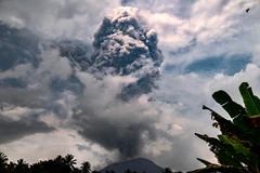 Le volcan Ibu. Photo : VNA