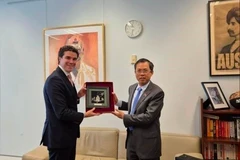 L'ambassadeur vietnamien en Australie Pham Hung Tam (droite) et le ministre adjoint australien des Affaires étrangères Tim Watts. Photo : VNA