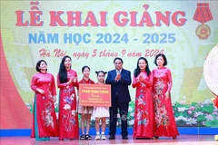 Le Premier ministre assiste à la rentrée scolaire de l’école Nguyen Dinh Chieu à Hanoï. Photo : VNA
