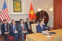 Le général Phan Van Giang a un appel téléphonique avec l'ancien sénateur américain Patrick Leahy. Photo : VNA