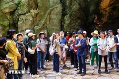 Des touristes à Ngu Hanh Son. Photo : VNA