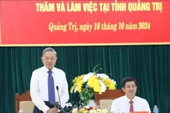 Le secrétaire général du Parti et président To Lam travaille avec la Permanence du Comité provincial du Parti de Quang Tri. Photo : VNA