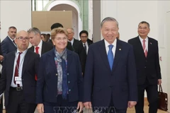 Le secrétaire général du Parti et président vietnamien To Lam (droite) et la présidente de la Confédération et cheffe du Département fédéral de la défense, de la protection de la population et des sports de Suisse, Viola Amherd. Photo : VNA
