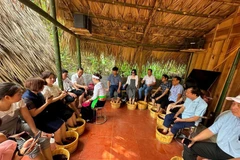 Des touristes expérimentant un bain de pieds thérapeutiques. Photo: Hoàng Quyên