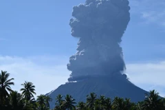 Le volcan Ibu entre en éruption. Photo : mekongasean.vn/AFP