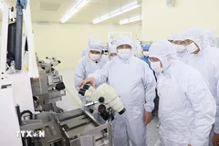 Le Premier ministre Pham Minh Chinh visite une chaîne de production des semi-conducteurs de la sarl Hana Micro Vina. Photo : VNA