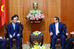 Le Premier ministre Pham Minh Chinh (droite) a rencontré à Bac Ninh le directeur général de Samsung Vietnam, Choi Joo Ho. Photo : VNA