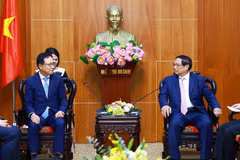 Le Premier ministre Pham Minh Chinh (droite) a rencontré à Bac Ninh le directeur général de Samsung Vietnam, Choi Joo Ho. Photo : VNA
