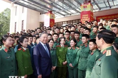 Le secrétaire général du Parti To Lam rencontre des jeunes de l'armée. Photo : VNA