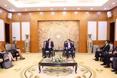 La rencontre le 7 août à Hanoï entre Nguyen Trong Nghia, membre du Bureau Politique, secrétaire du Comité central du Parti communiste du Vietnam et chef de la Commission centrale de la sensibilisation et de l’éducation du Parti et l'ambassadeur des États-Unis, Marc Knapper. Photo : VNA