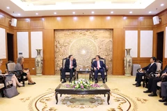 La rencontre le 7 août à Hanoï entre Nguyen Trong Nghia, membre du Bureau Politique, secrétaire du Comité central du Parti communiste du Vietnam et chef de la Commission centrale de la sensibilisation et de l’éducation du Parti et l'ambassadeur des États-Unis, Marc Knapper. Photo : VNA