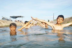 Élèves dans une classe de natation de M. Tuoc. Photo : NDEL/CVN