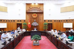 Le Premier ministre Pham Minh Chinh a présidé la première réunion pour le lancement du Comité directeur pour résumer 20 ans de mise en œuvre du modèle organisationnel du gouvernement. Photo : VNA