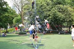 Des enfants dans le parc Cau Giay à Hanoï. Photo d'illustration : hanoimoi.vn