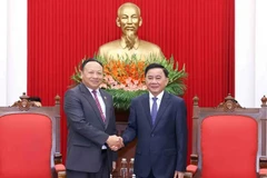 Tran Cam Tu (droite), président de la Commission centrale du contrôle du Parti et Monexay Laomoaxong, secrétaire du Comité central de l'Union de la jeunesse populaire révolutionnaire laos. Photo : VNA