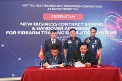 Le PDG de Viettel High Tech, Nguyen Vu Ha (gauche) et le PDG de ContactPoint, Inc., Cesar J. Manuel Jr. ont signé un contrat pour fournir un système de simulation d'entraînement au tir à la partie philippine. Photo : VNA