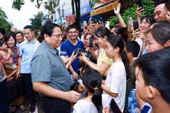 Le Premier ministre Pham Minh Chinh rencontre des gens de la zone de logements sociaux de Thong Nhat. Photo : VNA