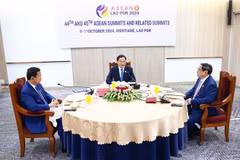 Les Premiers ministres du Vietnam, du Cambodge et du Laos prennent ensemble un petit-déjeuner de travail. Photo : VNA