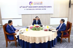 Les Premiers ministres du Vietnam, du Cambodge et du Laos prennent ensemble un petit-déjeuner de travail. Photo : VNA