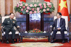 Le président Luong Cuong (droite) a reçu le 25 octobre à Hanoï le vice-président de la Commission militaire centrale de Chine, le général de corps d’armée Zhang Youxia. Photo : VNA