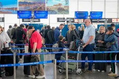 Les passagers internationaux s'enregistrent au terminal T2 de l'aéroport international de Noi Bai. Photo : PV/Vietnam+ 