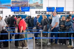 Les passagers internationaux s'enregistrent au terminal T2 de l'aéroport international de Noi Bai. Photo : PV/Vietnam+ 