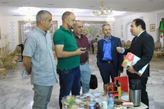 Le conseiller commercial vietnamien en Algérie Hoang Duc Nhuan (1er à droite) et le président de la Chambre de Commerce et d'Industrie de la province, Charef Rabah. Photo : VNA
