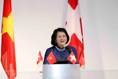 La vice-présidente Dang Thi Ngoc Thinh rencontre des Vietnamiens en Suisse