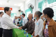 Têt: Des dirigeants vietnamiens offrent des cadeaux aux plus démunis