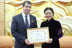 L’insigne « Pour la paix, l’amitié entre les peuples » à l’ambassadeur d'Azerbaïdjan au Vietnam 