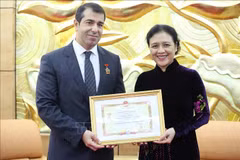 L’insigne « Pour la paix, l’amitié entre les peuples » à l’ambassadeur d'Azerbaïdjan au Vietnam 