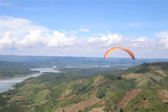 Le tournoi de parapente à Dak Nong attire des milliers de spectateurs
