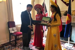 Une délégation du Comité d'État chargé des Vietnamiens résidant à l'étranger au Royaume-Uni