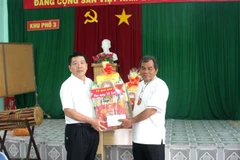 Binh Thuan : félicitations à des Cham à l’occasion de la fête Katé