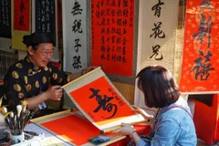 Demander une calligraphie à l'occasion du Têt, une coutume des Vietnamiens