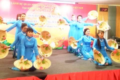 Un concours de chant en vietnamien au Nord-Est de Thaïlande